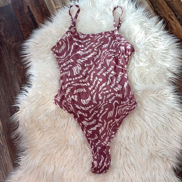 SKIMS Summer Mesh Strappy Thong Bodysuit in Raspberry Swirl, NWT - Picture 2 of 8